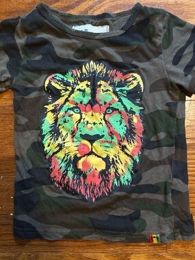 Appaman Camo Tee with Multicolor Lion Print (green, yellow, red)
